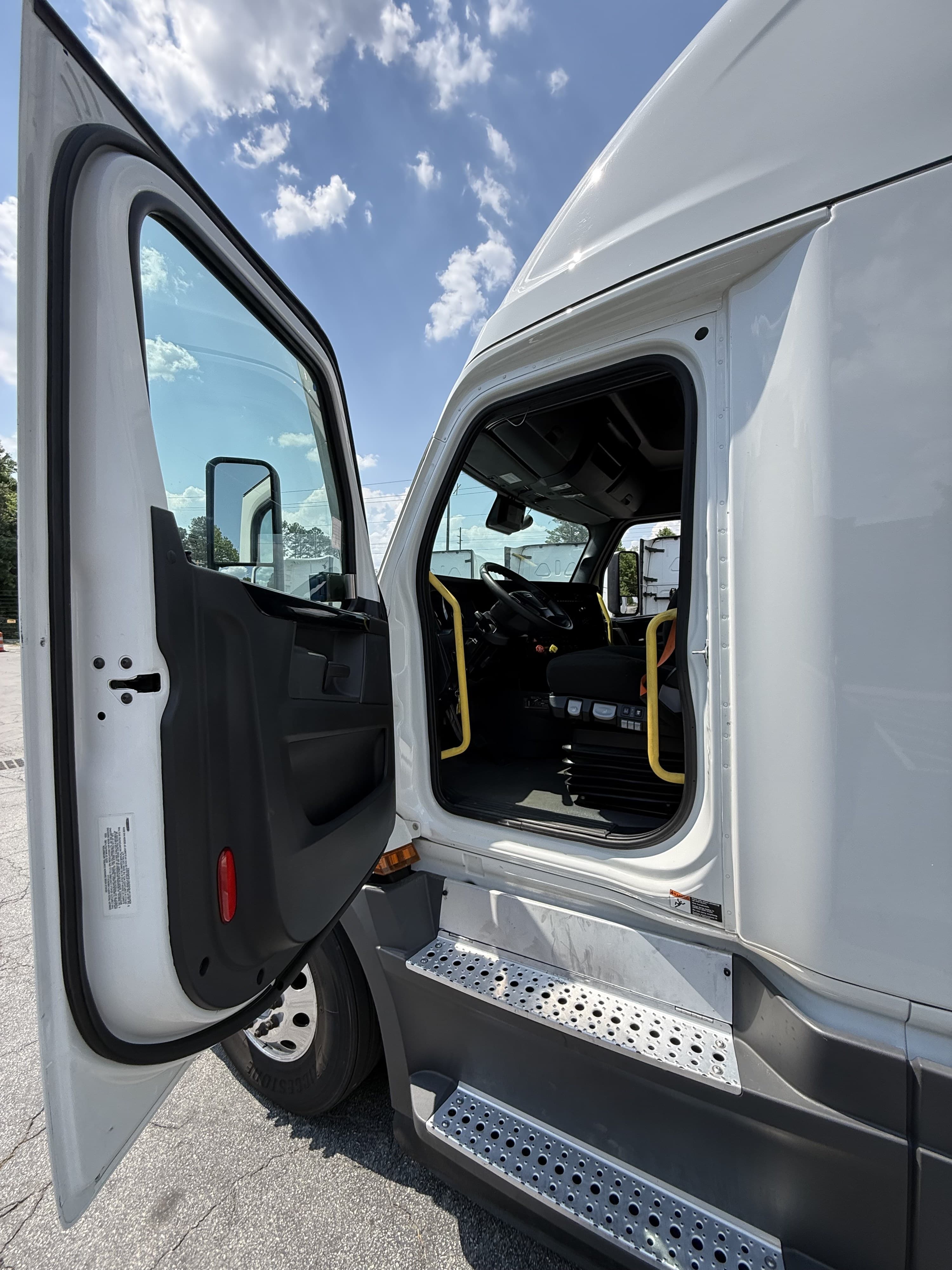 2024 Freightliner Cascadia in GUARDIAN ATLANTA — photo 9