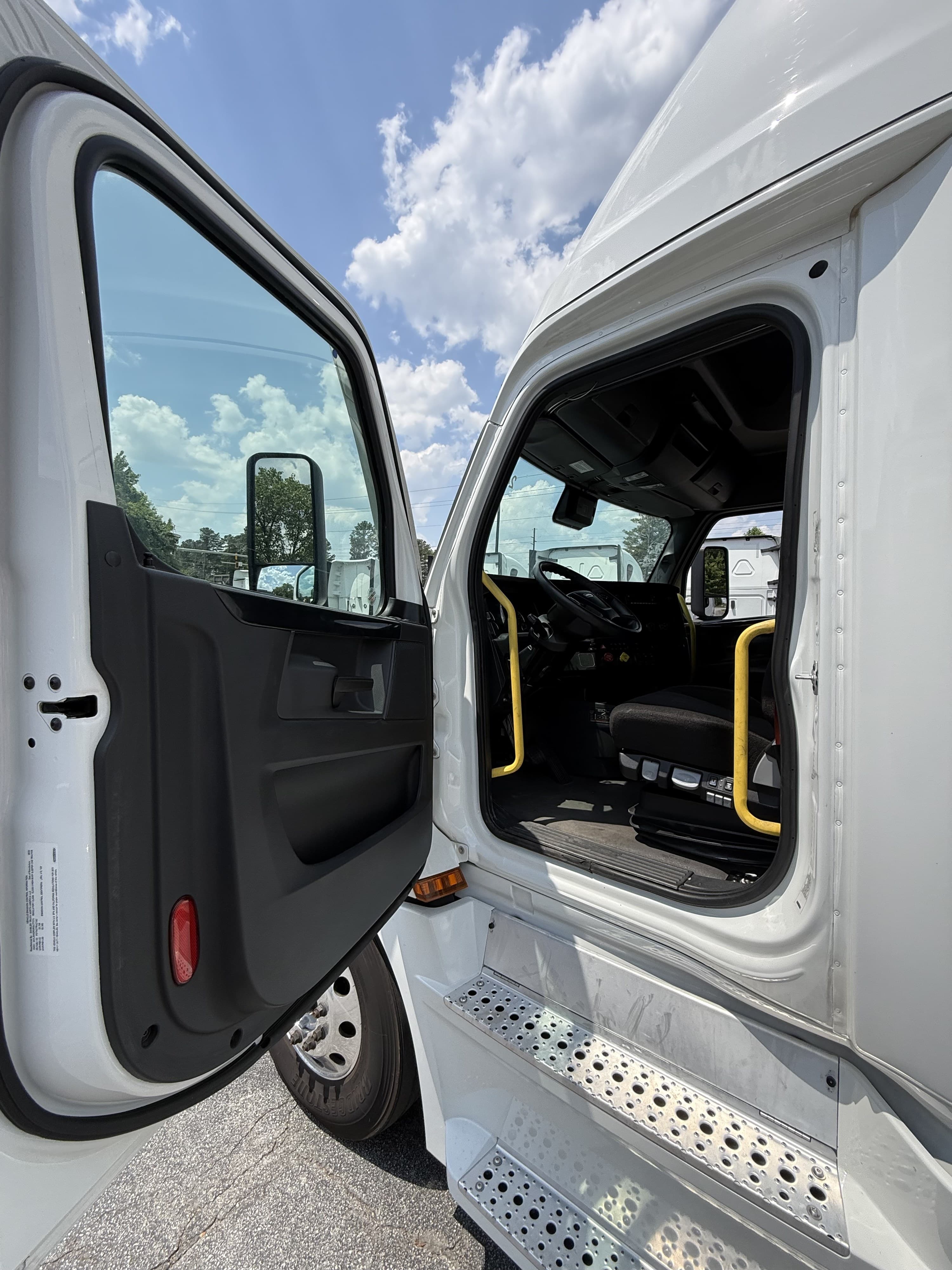 2024 Freightliner Cascadia in GUARDIAN ATLANTA — photo 9