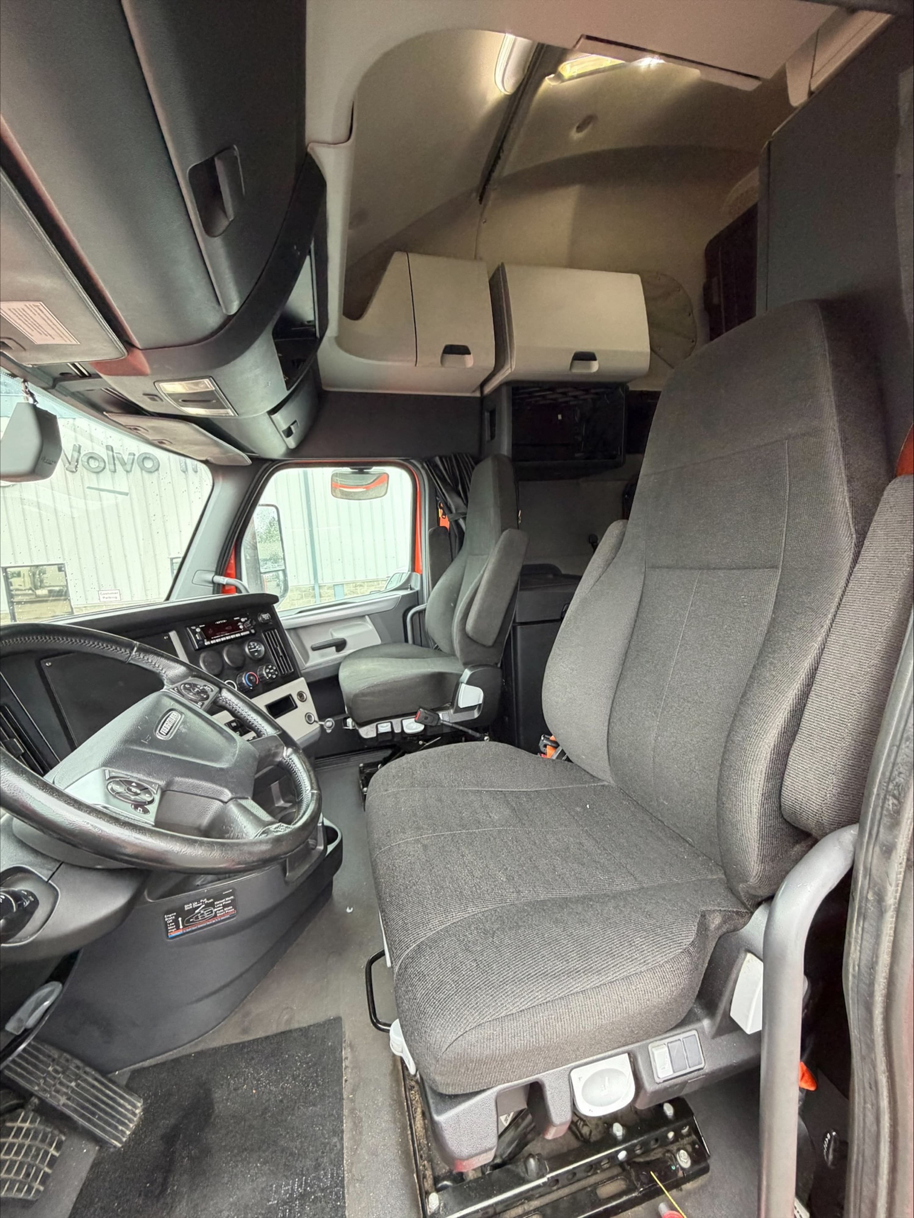 2020 Freightliner Cascadia in SAVANNAH, GA — photo 9