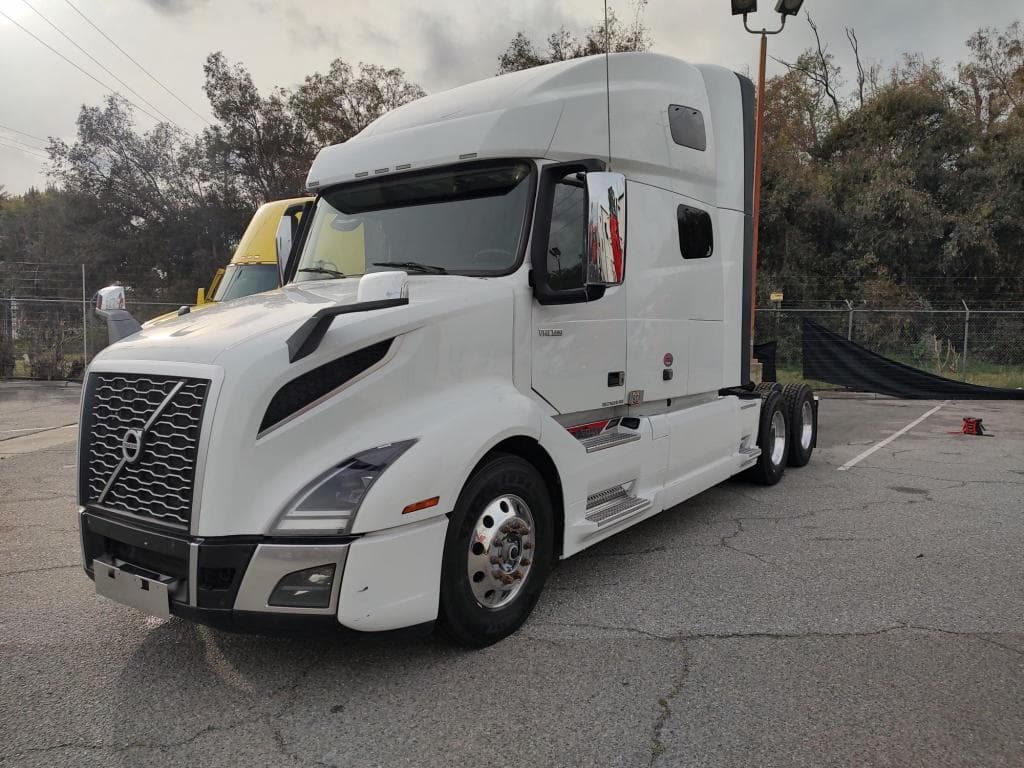 2023 VOLVO VNL64T760