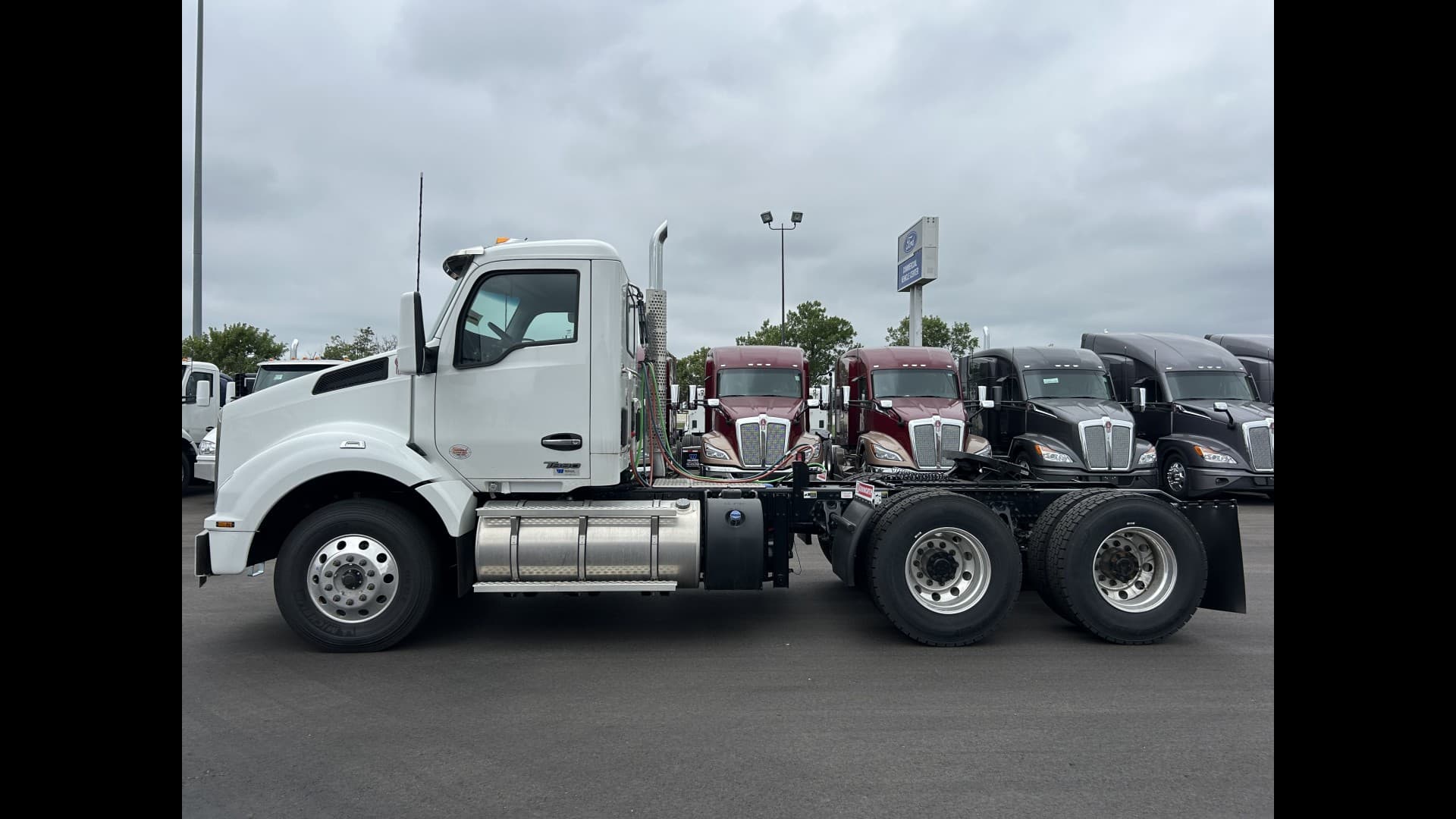 2025 Kenworth T880