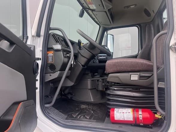 2023 Volvo VNL 860 in MI — photo 2