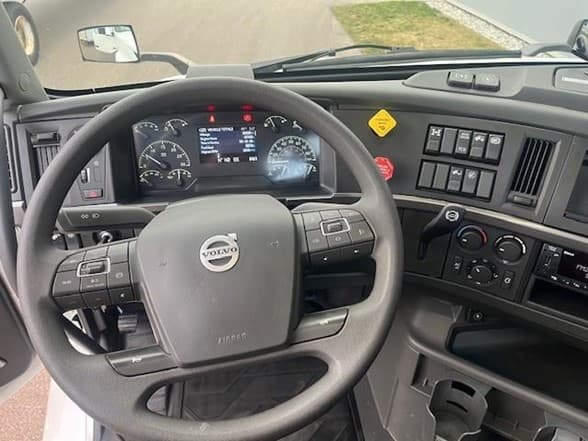 2023 Volvo VNL 860 in MI — photo 8