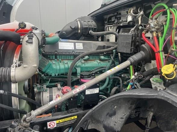 2023 Volvo VNL 860 in MI — photo 10