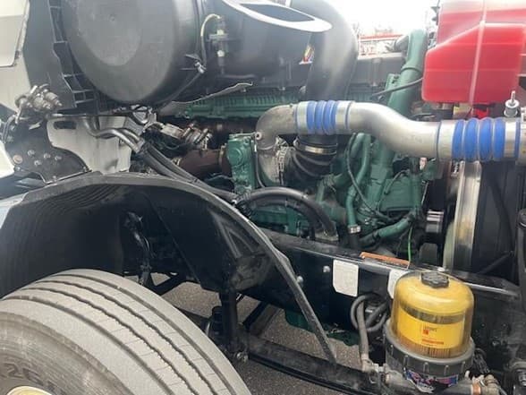 2023 Volvo VNL 860 in MI — photo 11