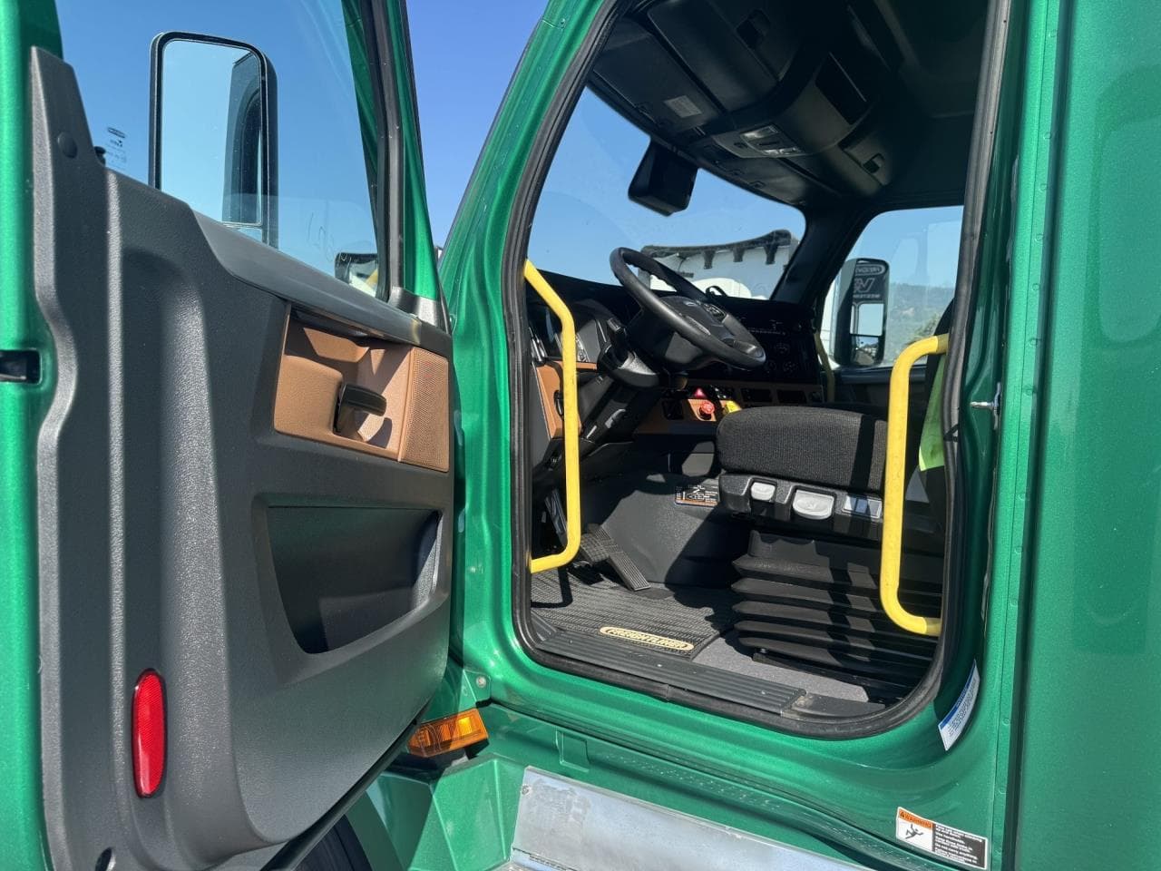 2022 Freightliner Cascadia in Pacific, WA — photo 3