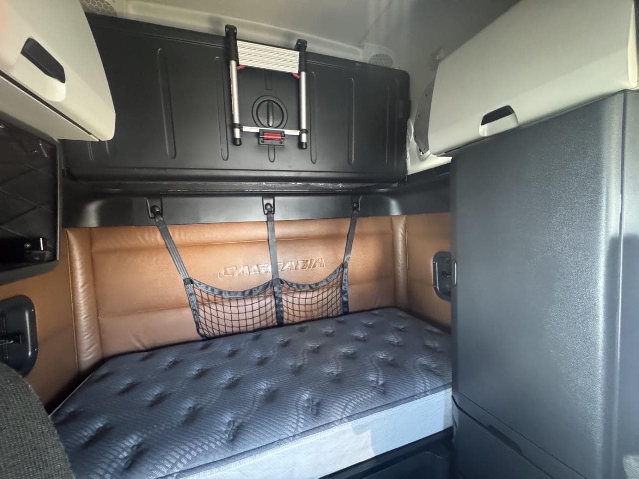 2022 Freightliner Cascadia in Pacific, WA — photo 6