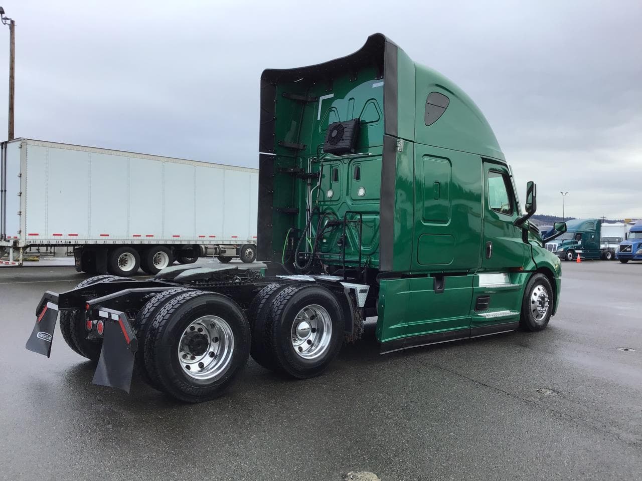 2022 Freightliner Cascadia in Pacific, WA — photo 2