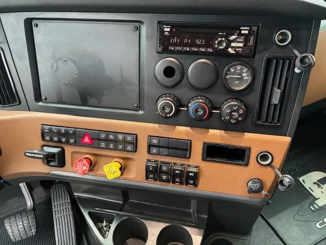 2022 Freightliner Cascadia in Pacific, WA — photo 11