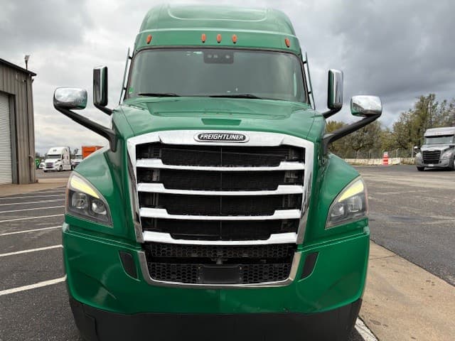 2022 Freightliner Cascadia in Pacific, WA — photo 2