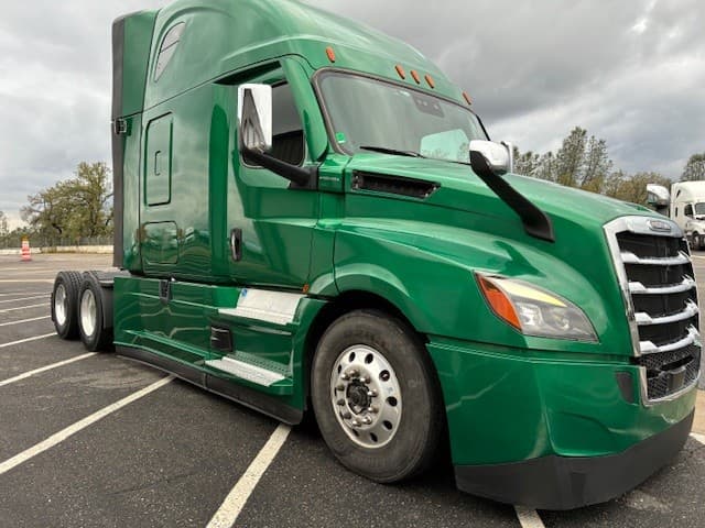 2022 Freightliner Cascadia in Pacific, WA — photo 3