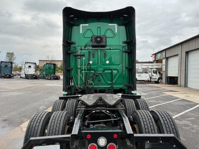 2022 Freightliner Cascadia in Pacific, WA — photo 6