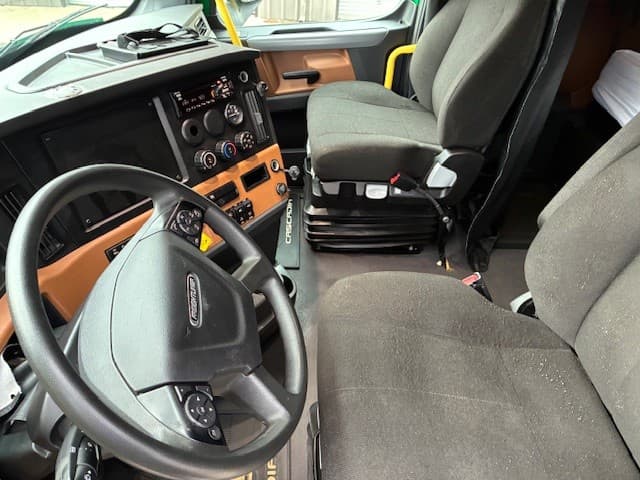 2022 Freightliner Cascadia in Pacific, WA — photo 8