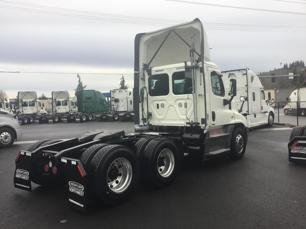 2018 Freightliner Cascadia in Medford, OR — photo 2