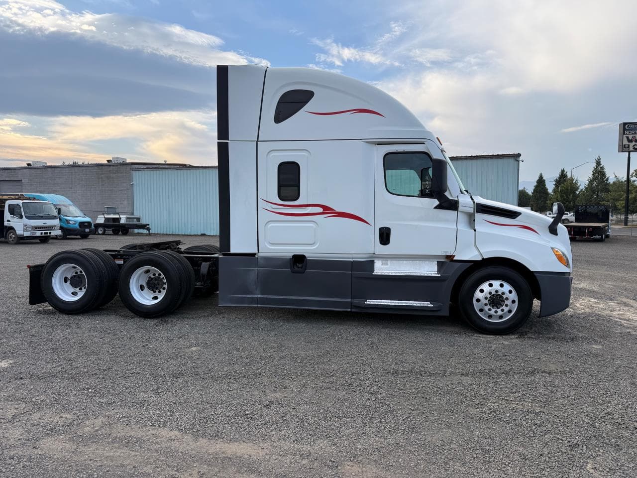 2021 Freightliner Cascadia in Medford, OR — photo 3
