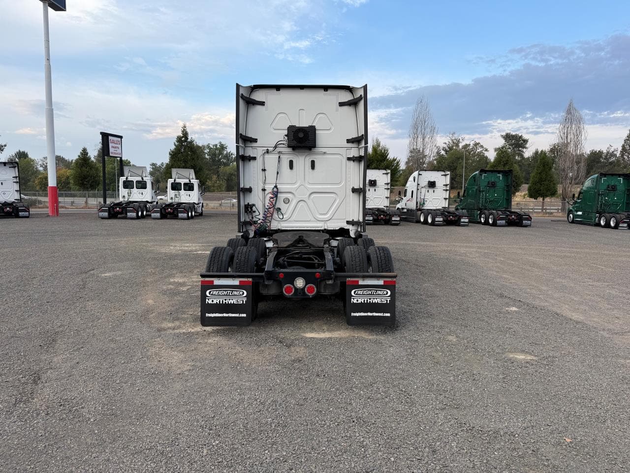 2021 Freightliner Cascadia in Medford, OR — photo 5