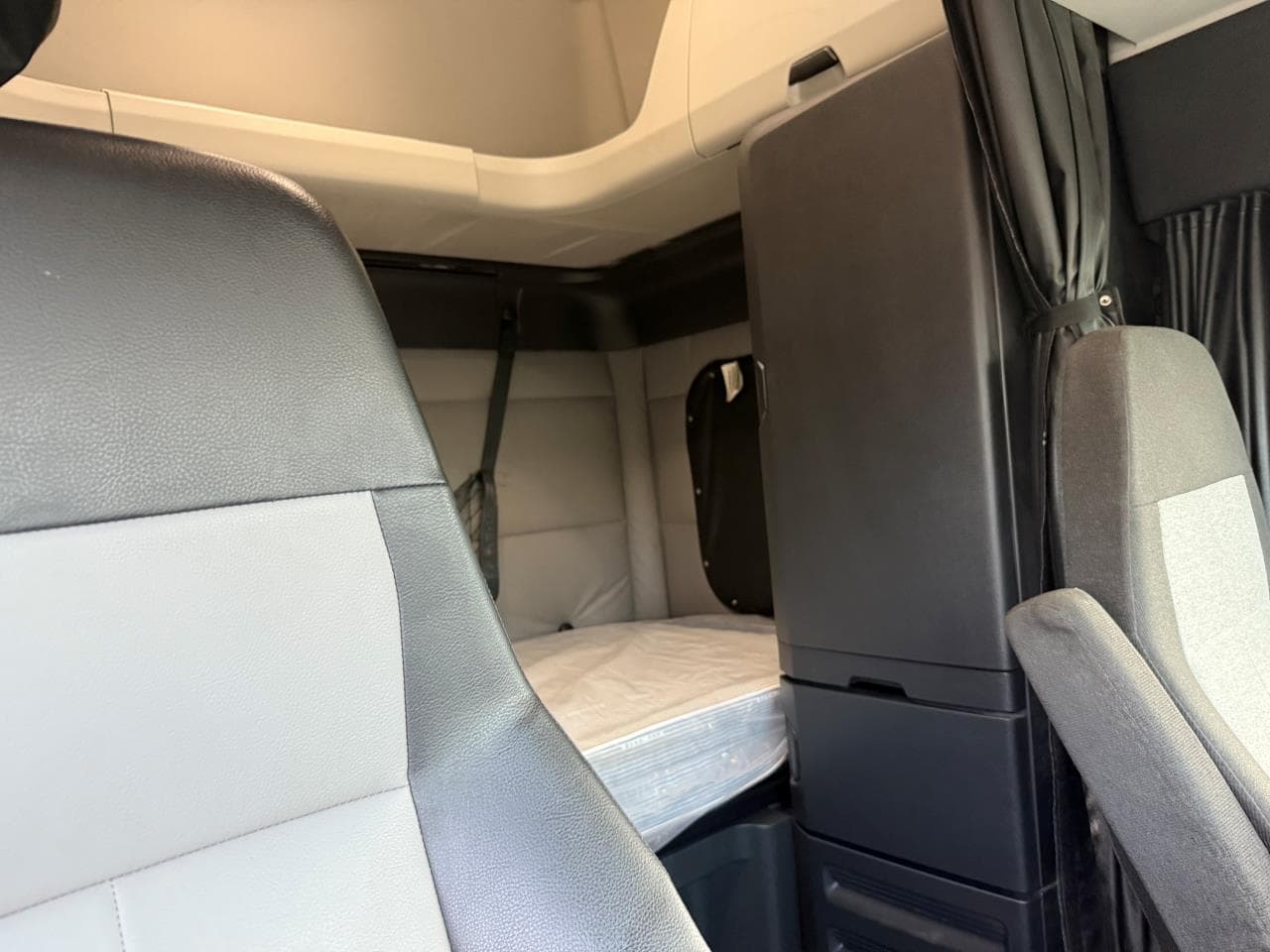 2021 Freightliner Cascadia in Medford, OR — photo 8