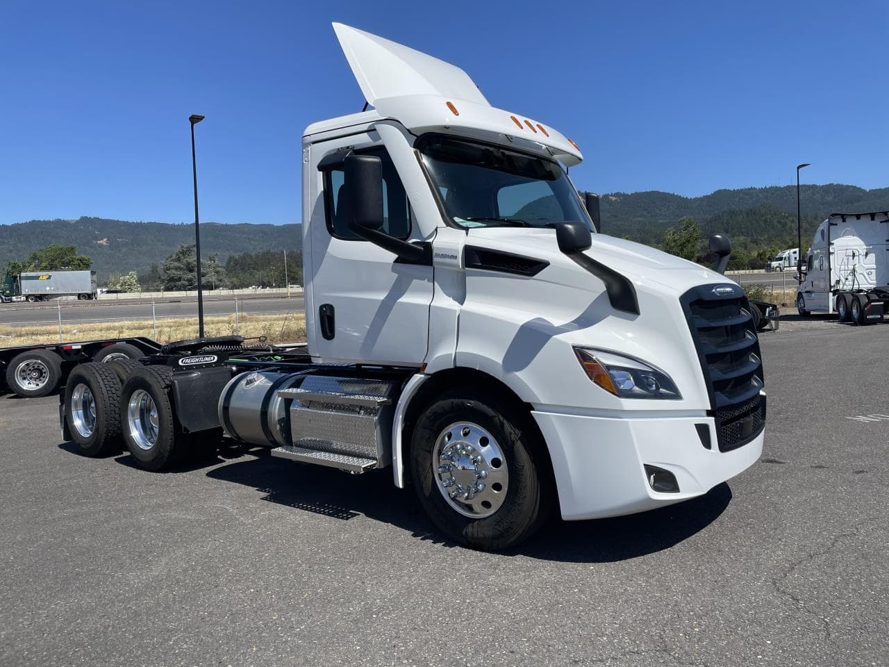 2025 Freightliner Cascadia in Mount Vernon, WA — photo 2