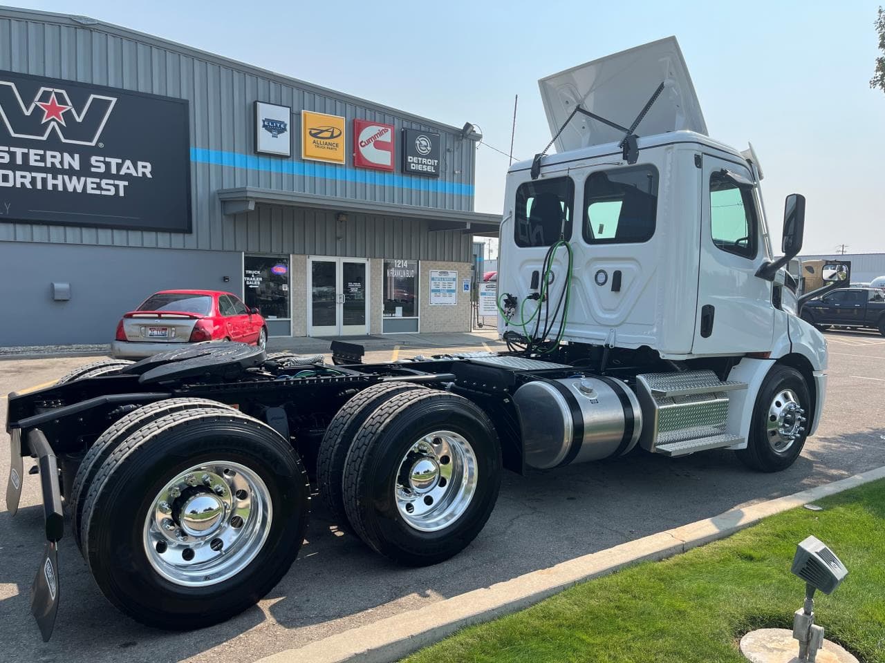 2025 Freightliner Cascadia in Coburg, OR — photo 4