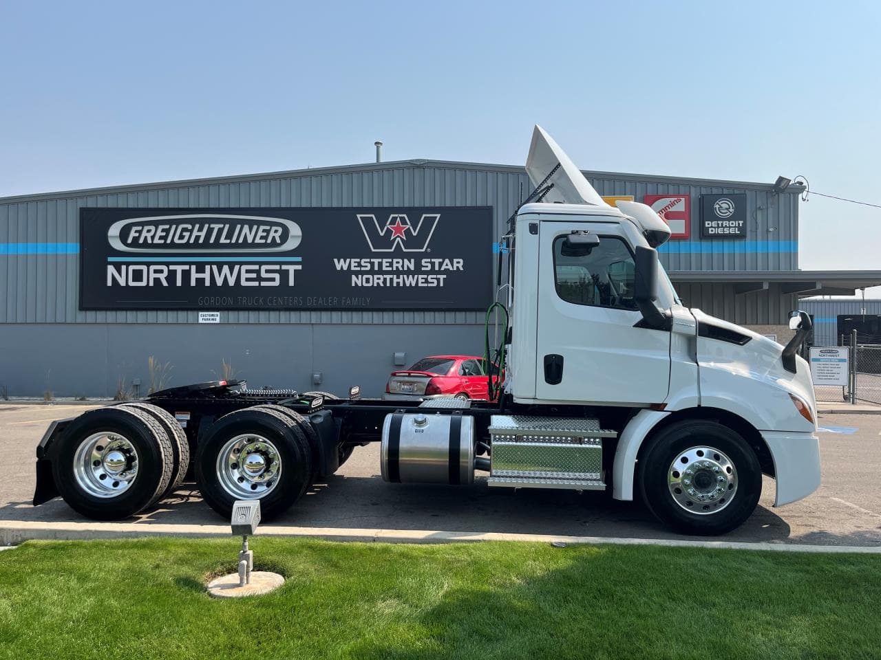 2025 Freightliner Cascadia in Coburg, OR — photo 5