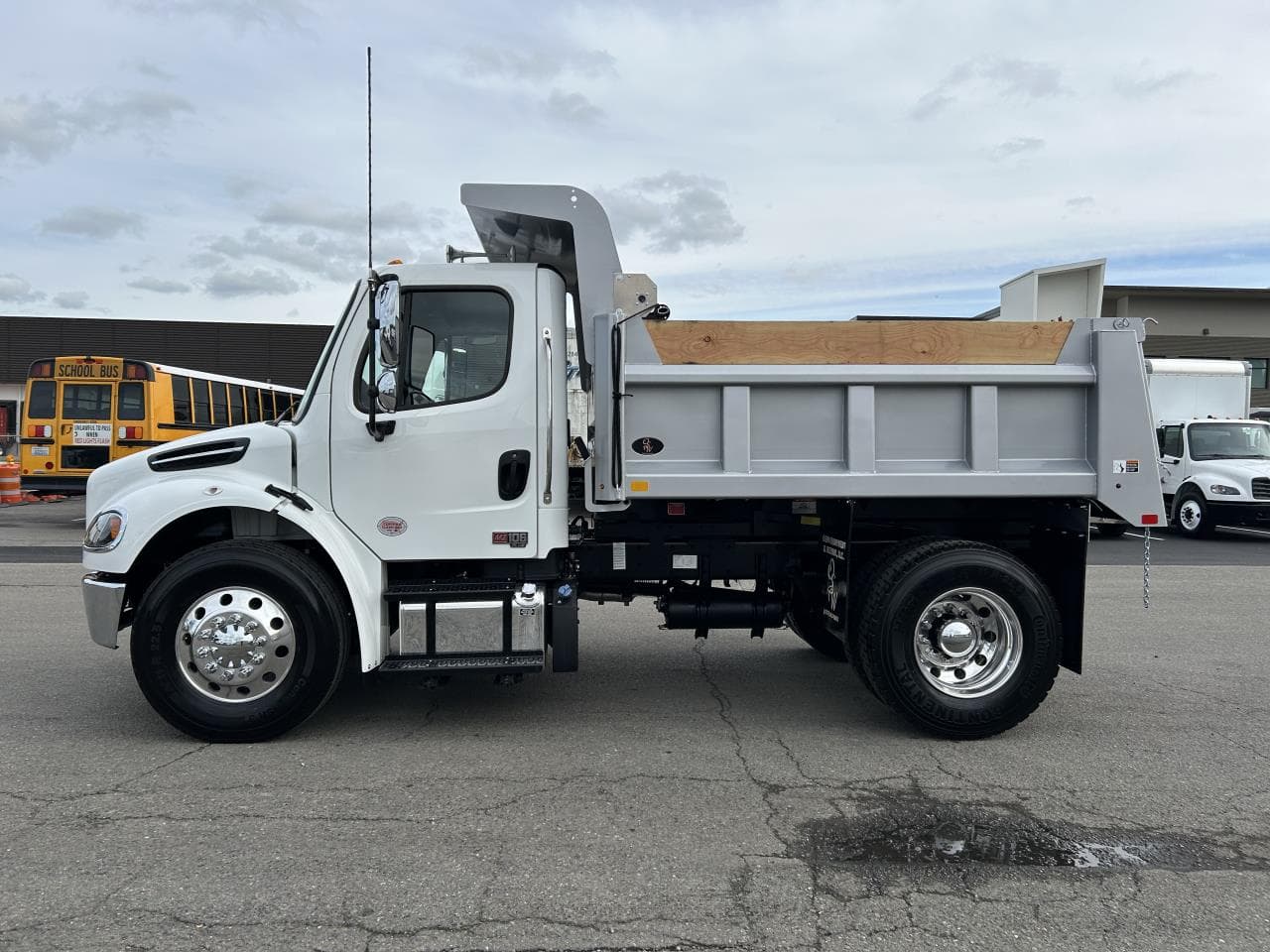2025 Freightliner M2 106 in Albany, OR — photo 2