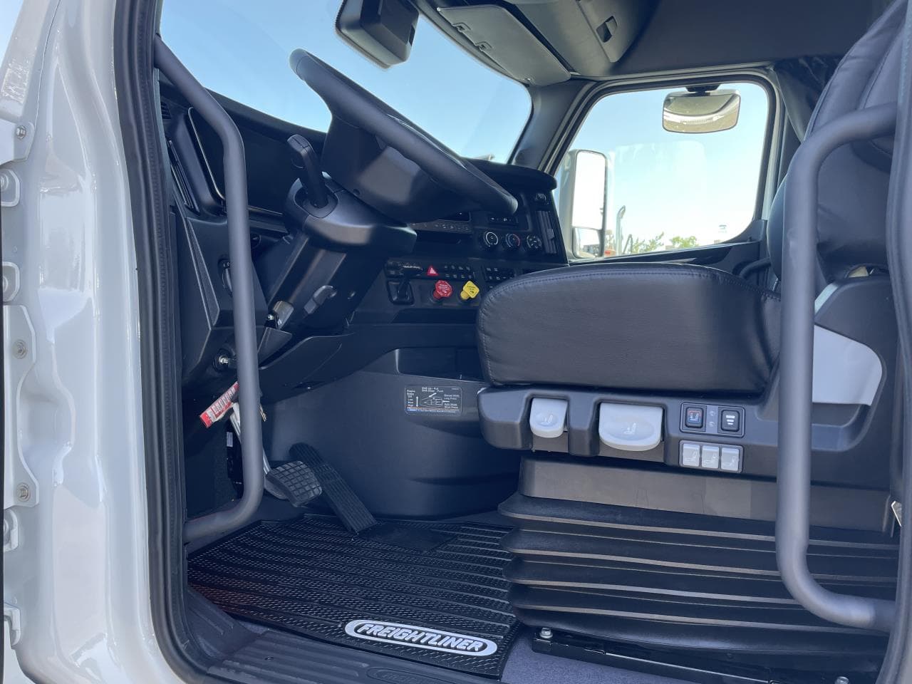 2026 Freightliner Cascadia in Medford, OR — photo 4