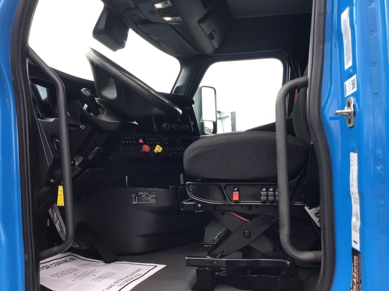 2023 Freightliner Cascadia in Pacific, WA — photo 6