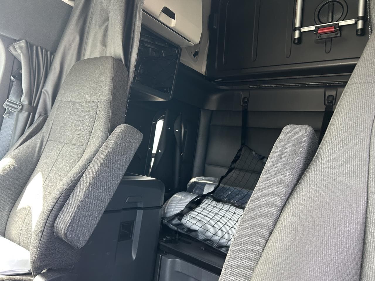 2027 Freightliner Cascadia in Pacific, WA — photo 8