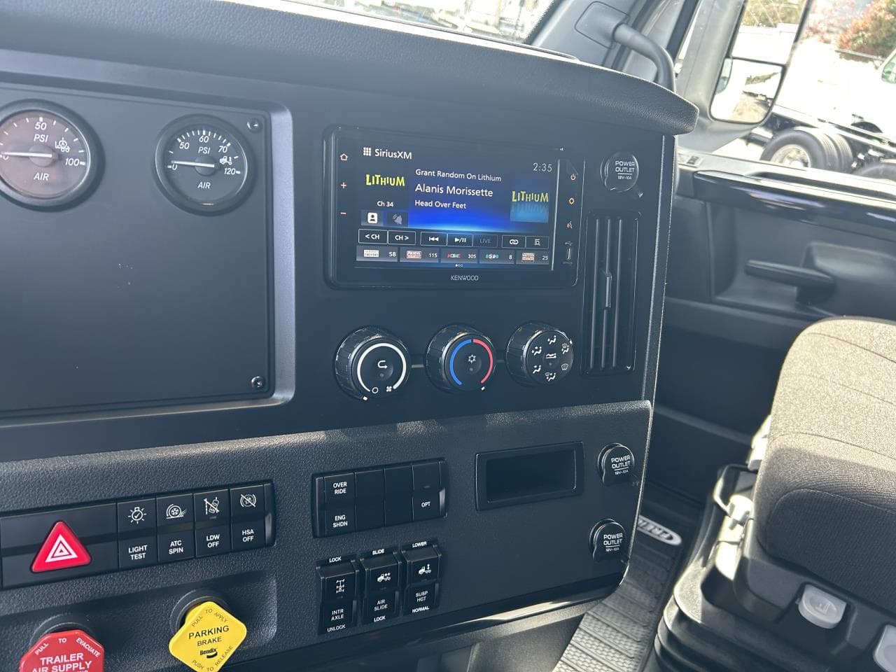 2027 Freightliner Cascadia in Mount Vernon, WA — photo 9