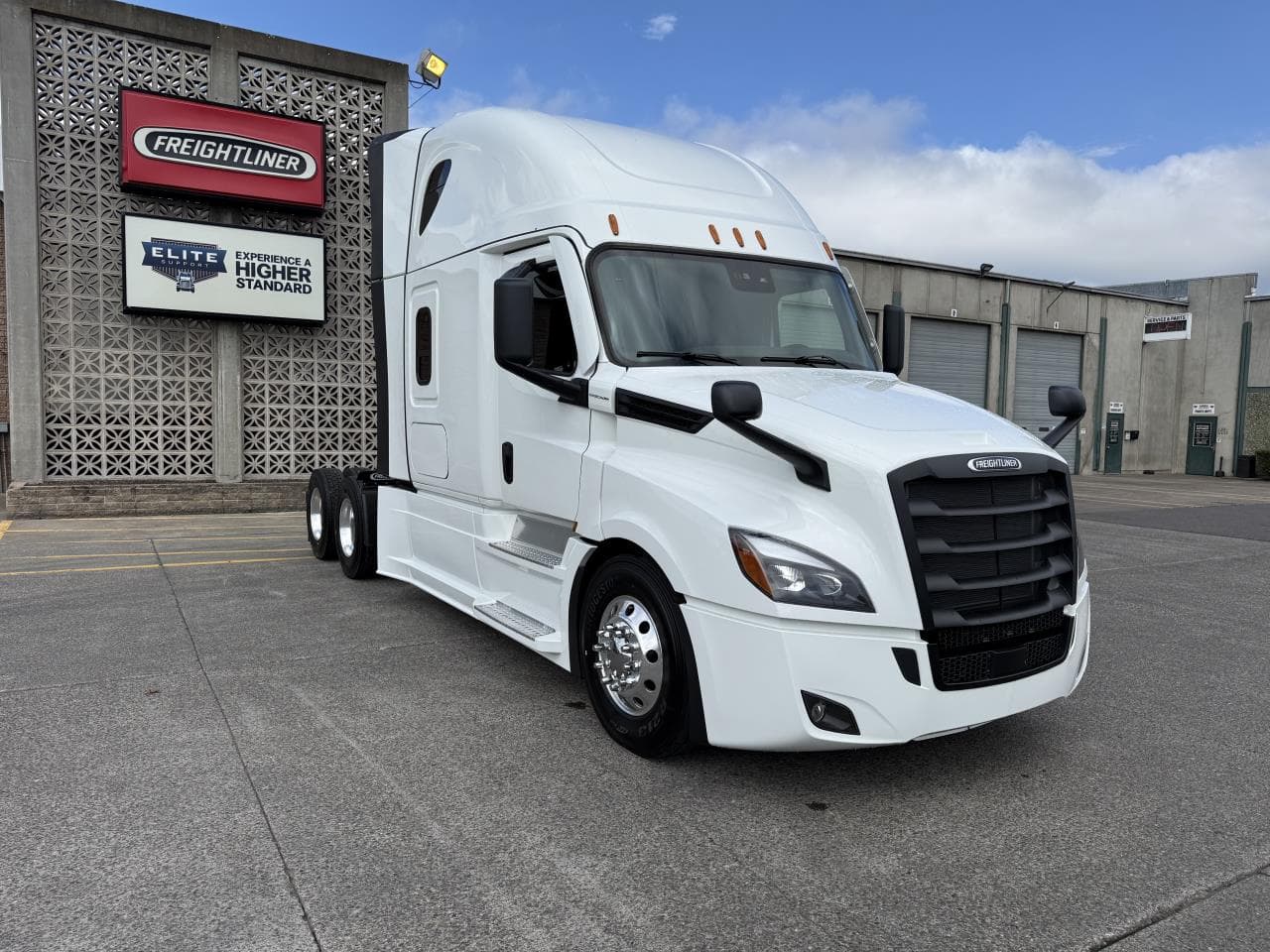 2027 Freightliner Cascadia in Medford, OR — photo 3