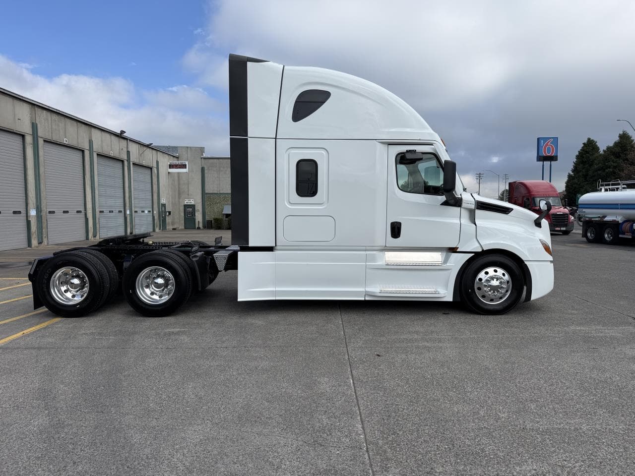 2027 Freightliner Cascadia in Medford, OR — photo 4