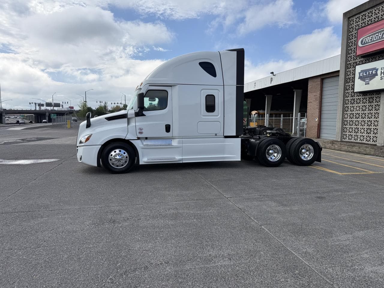 2027 Freightliner Cascadia in Medford, OR — photo 6