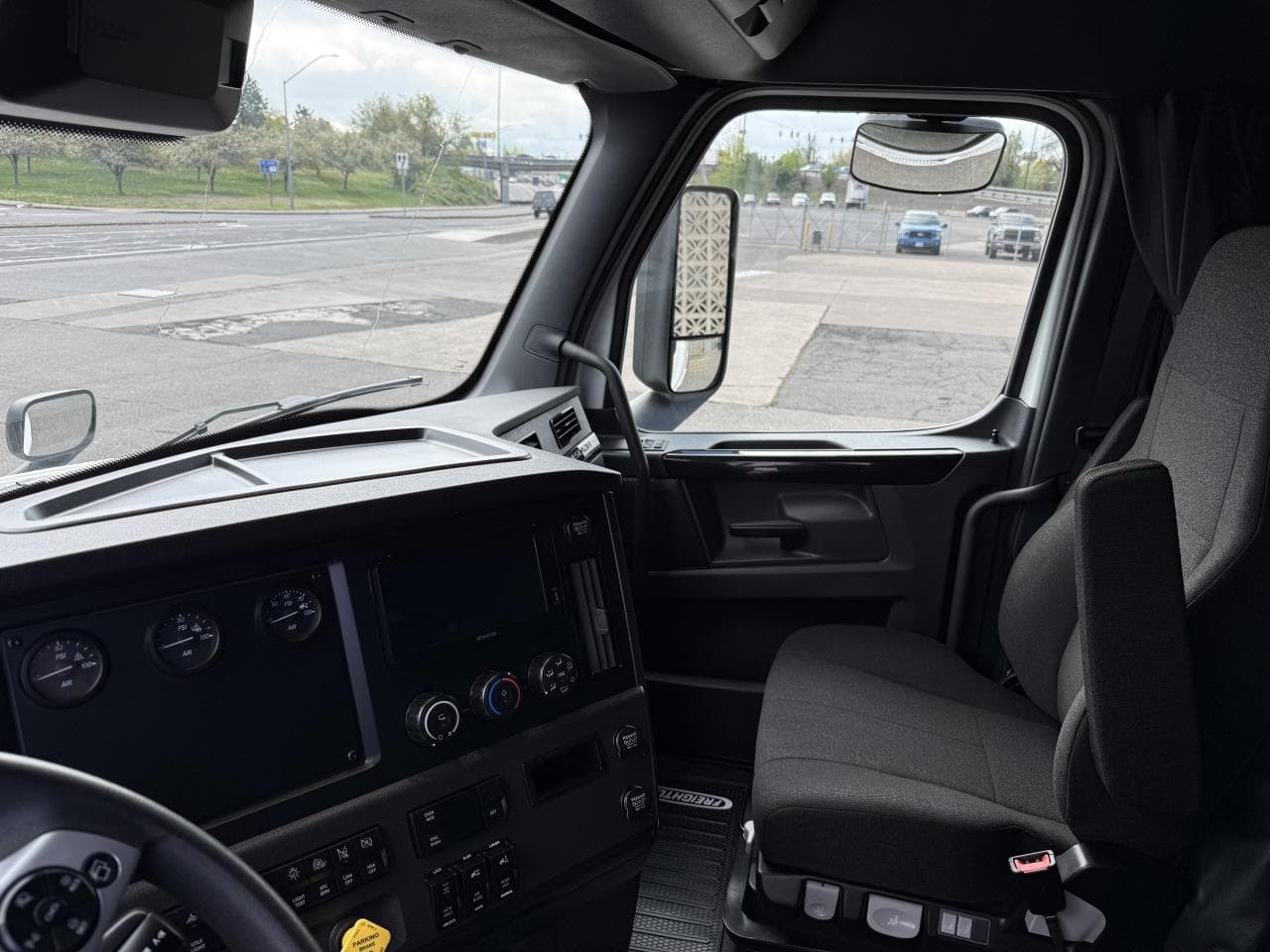 2027 Freightliner Cascadia in Medford, OR — photo 8