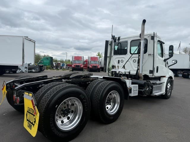2022 Freightliner Cascadia in Pacific, WA — photo 2