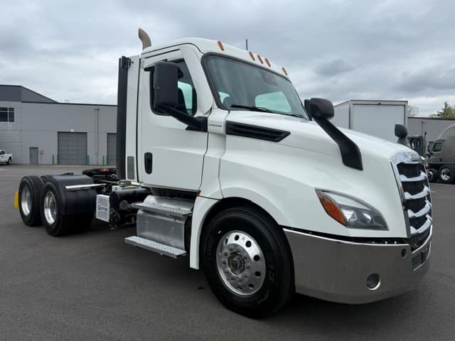 2022 Freightliner Cascadia in Pacific, WA — photo 3