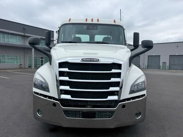 2022 Freightliner Cascadia in Pacific, WA — photo 4
