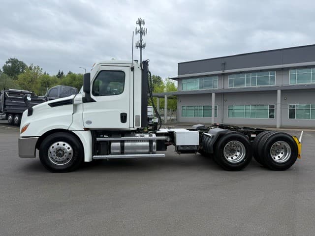 2022 Freightliner Cascadia in Pacific, WA — photo 6