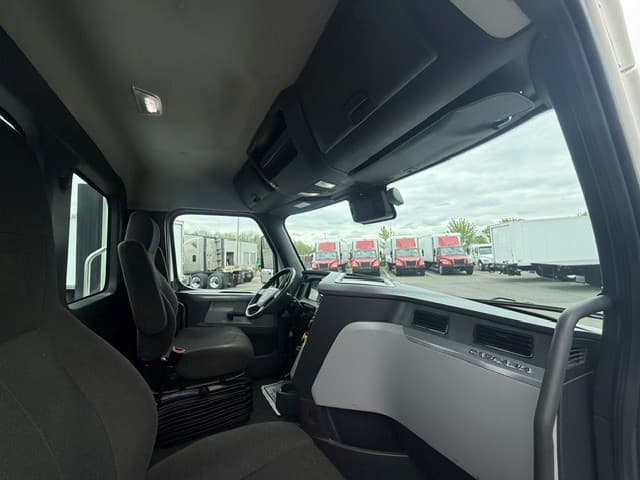 2022 Freightliner Cascadia in Pacific, WA — photo 7