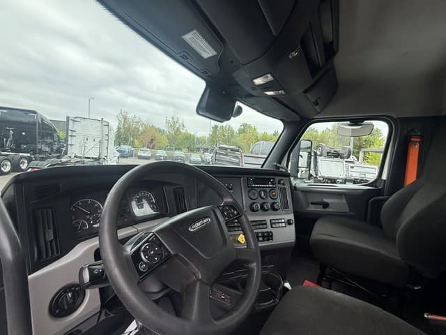 2022 Freightliner Cascadia in Pacific, WA — photo 8