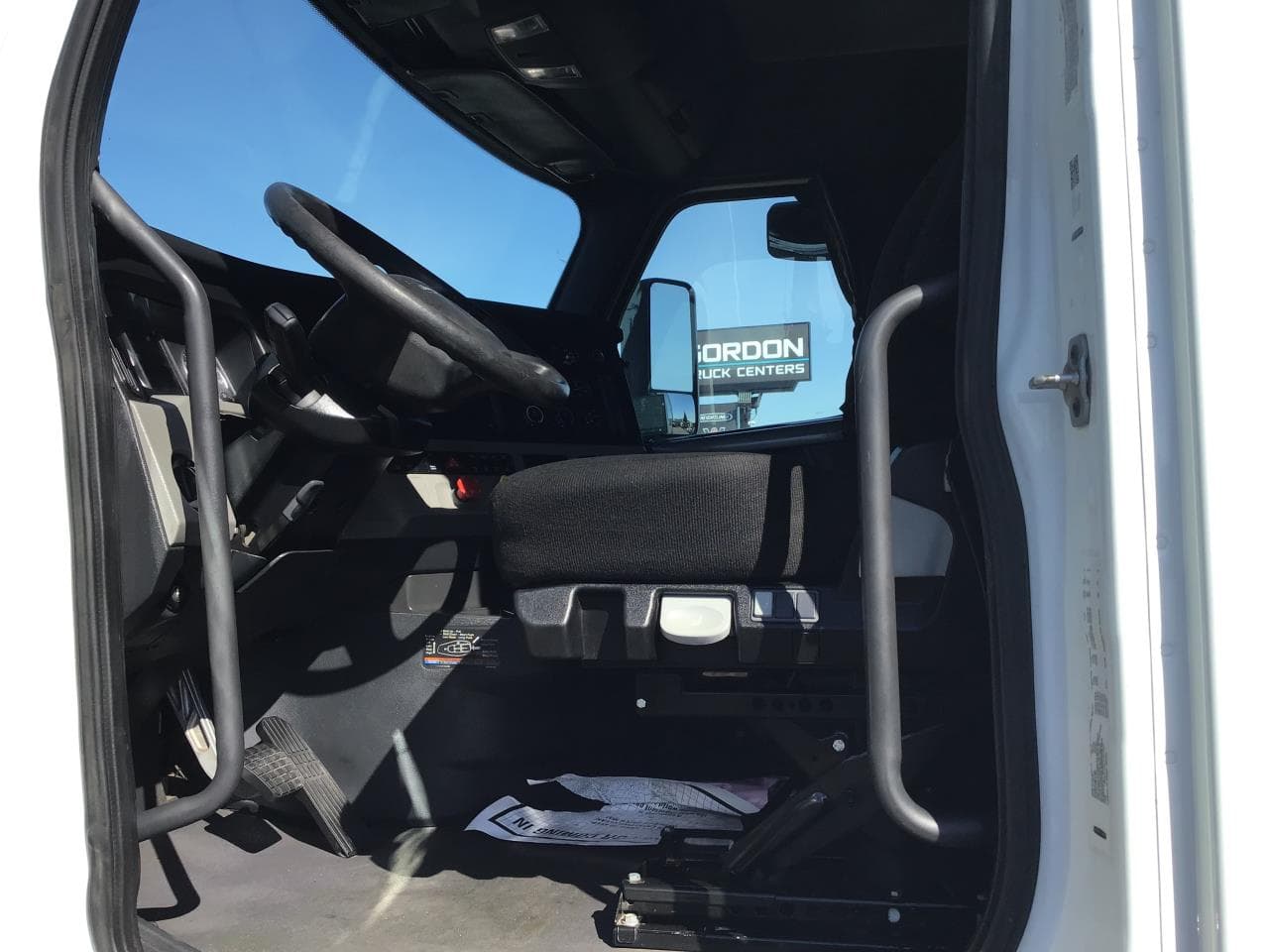 2020 Freightliner Cascadia in Pacific, WA — photo 6