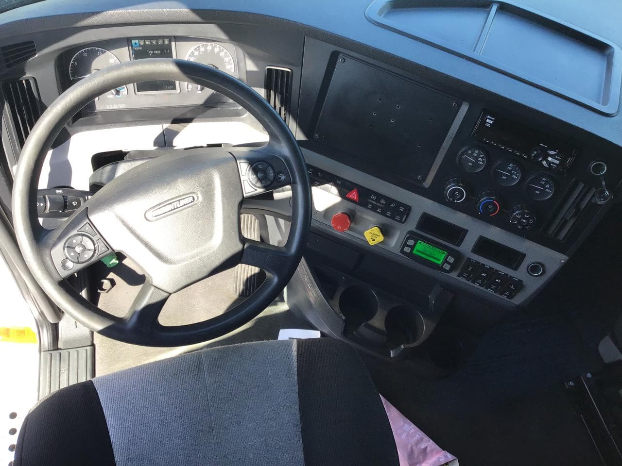 2020 Freightliner Cascadia in Pacific, WA — photo 7