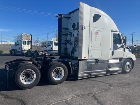 2022 Freightliner Cascadia in Pacific, WA — photo 2