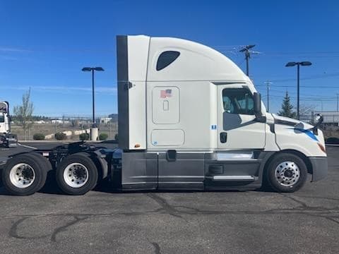 2022 Freightliner Cascadia in Pacific, WA — photo 3