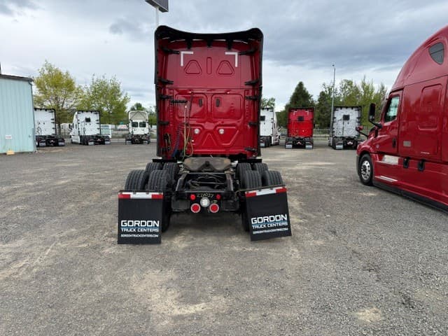 2022 Freightliner Cascadia in Medford, OR — photo 12