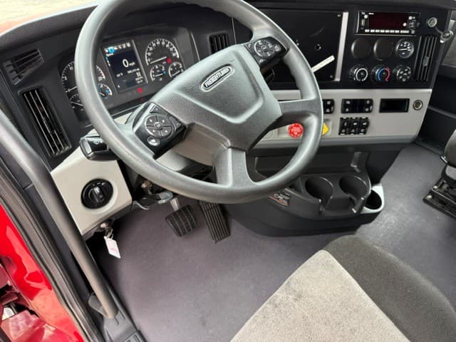 2022 Freightliner Cascadia in Medford, OR — photo 4