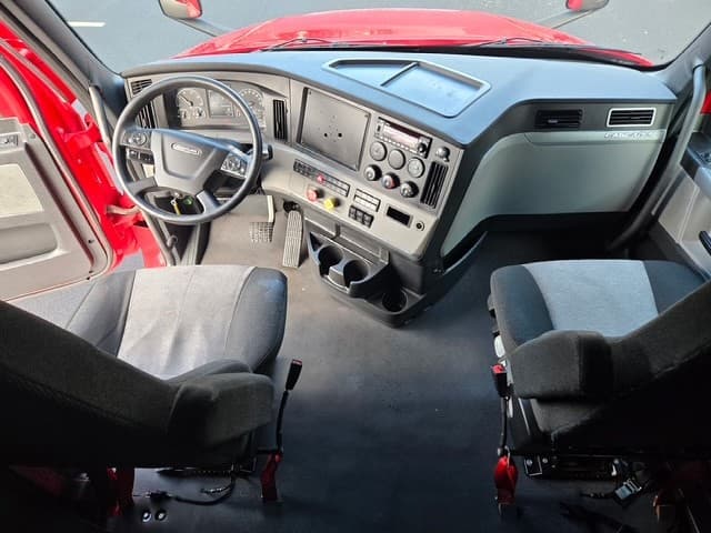 2022 Freightliner Cascadia in Medford, OR — photo 8