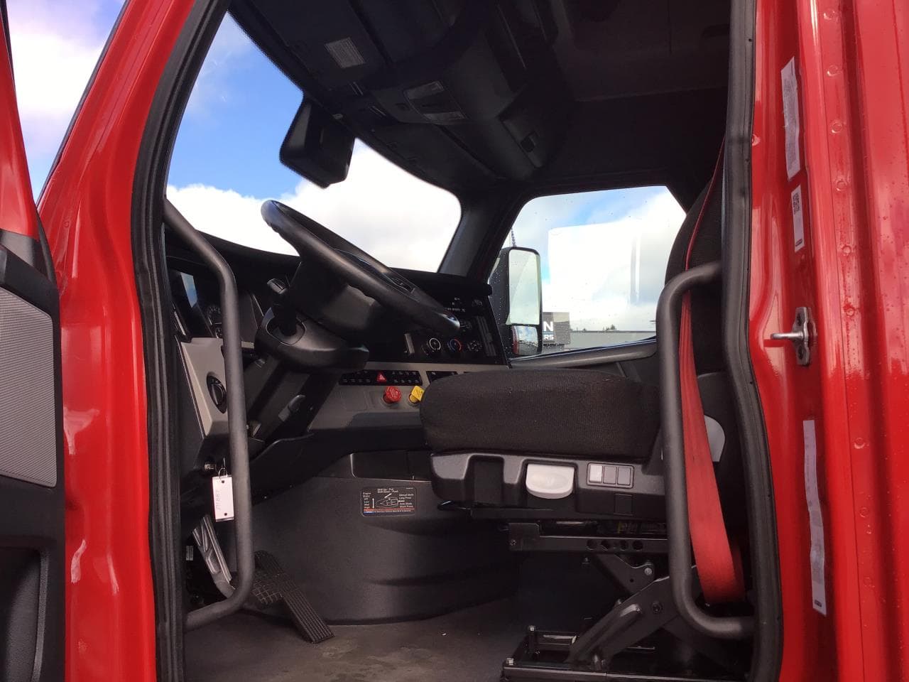 2022 Freightliner Cascadia in Pacific, WA — photo 5