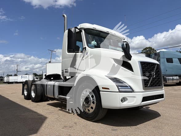 2026 Volvo VNR 640 — photo 3