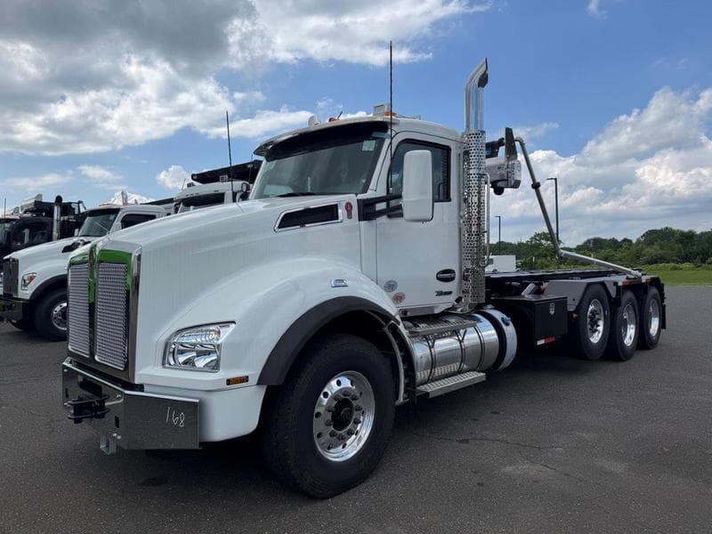 2025 Kenworth T880