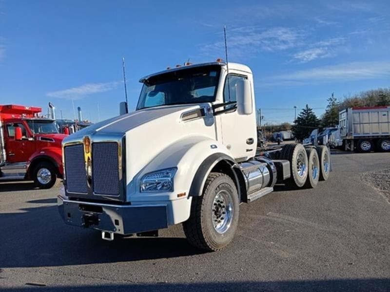 2025 Kenworth T880